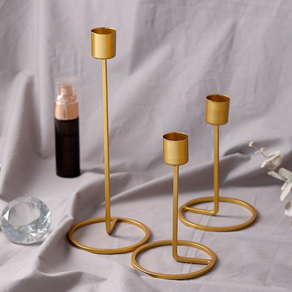 Eleganter goldener Metall-Kerzenständer für Stabkerzen. Stilvolle Deko für Tisch und Wohnzimmer.