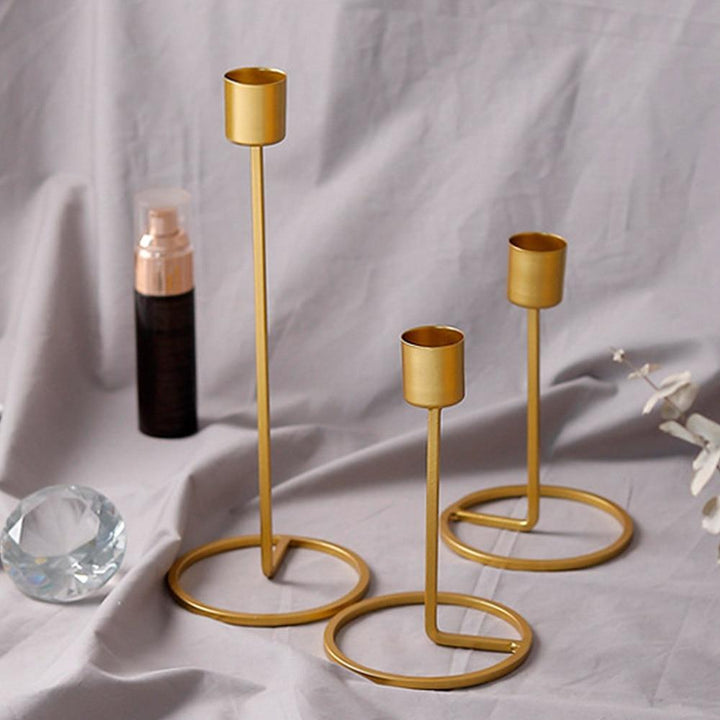 Eleganter goldener Metall-Kerzenständer für Stabkerzen. Stilvolle Deko für Tisch und Wohnzimmer.