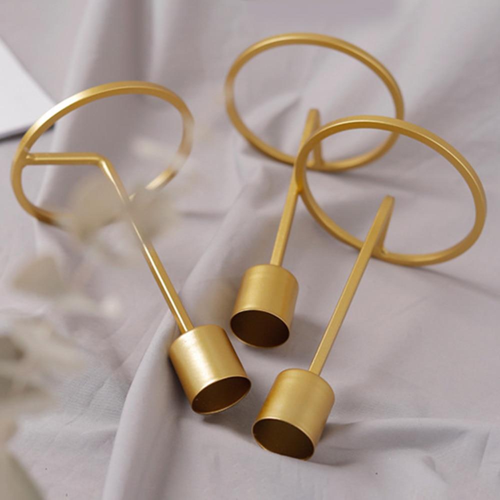 Einzelner goldener Kerzenhalter aus Metall für Stabkerzen. Perfekt als stilvolle Tischdeko oder Hochzeitsaccessoire.