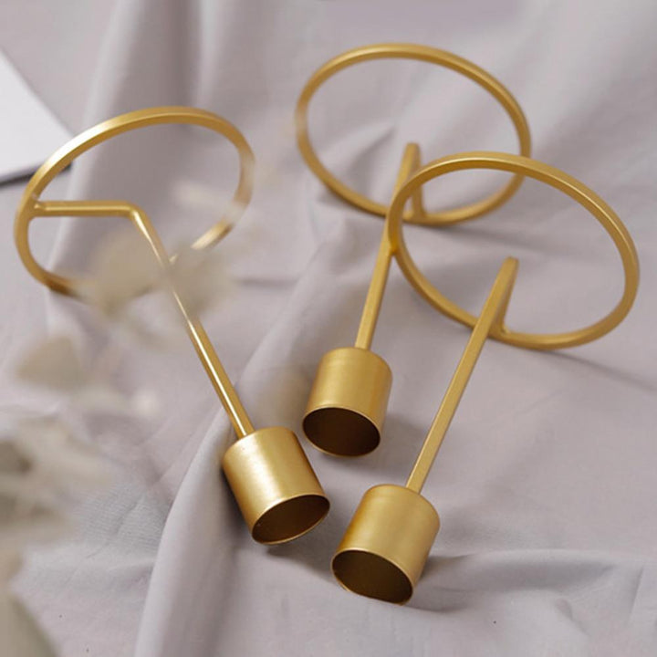 Einzelner goldener Kerzenhalter aus Metall für Stabkerzen. Perfekt als stilvolle Tischdeko oder Hochzeitsaccessoire.