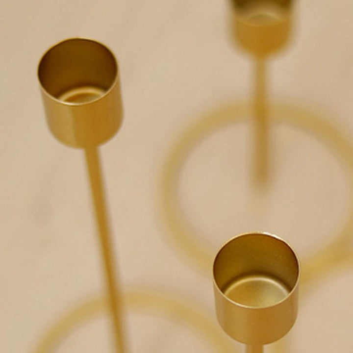 Moderner goldener Kerzenständer aus Metall, ideal für Stabkerzen. Edles Wohnaccessoire & Dekoration.