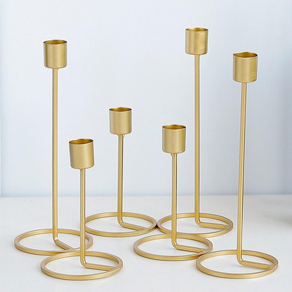 Geschwungener goldener Kerzenhalter für Stabkerzen. Elegantes Deko-Element für besondere Anlässe & Heim.