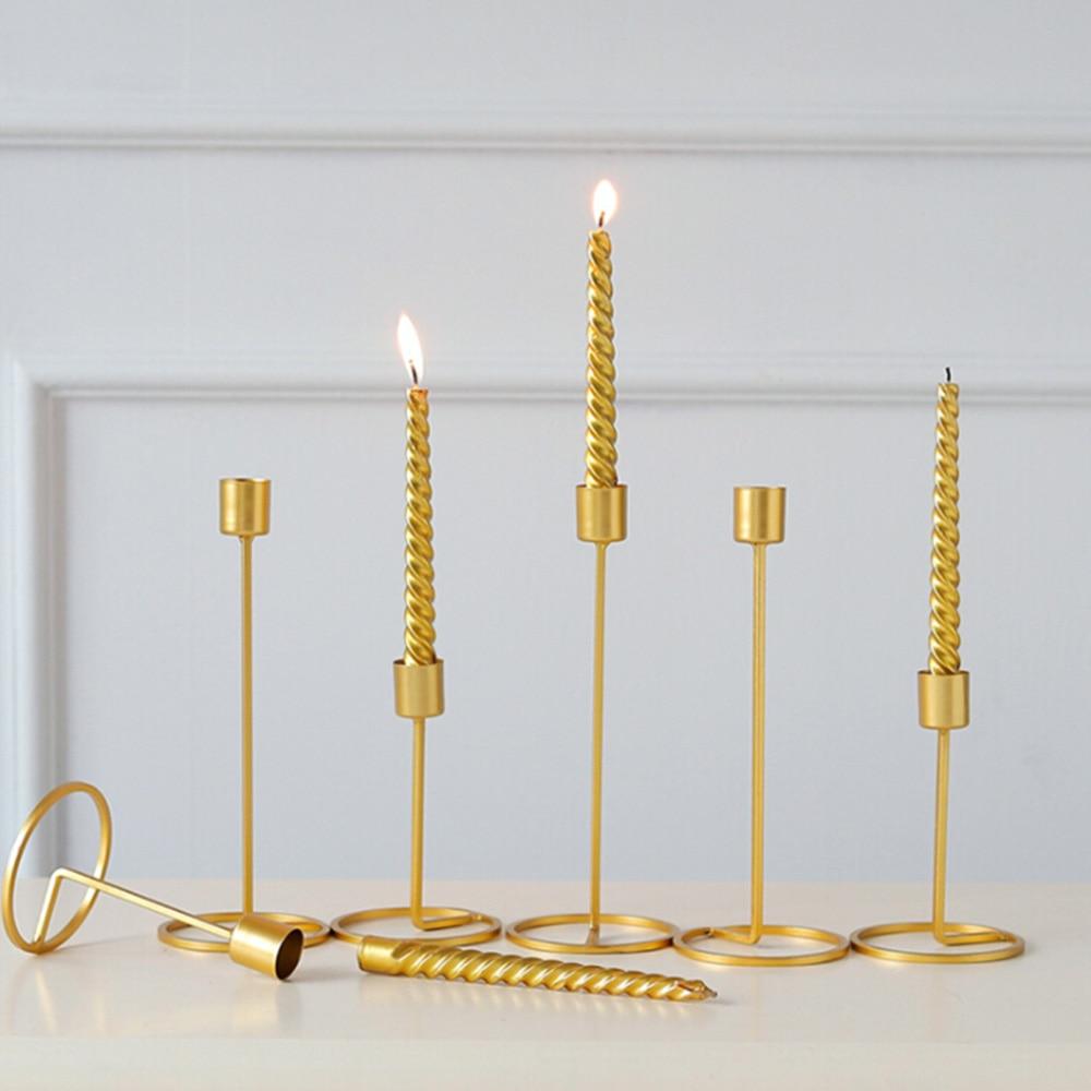 Glänzender goldener Metall-Kerzenhalter für Stabkerzen. Schicke Tischdeko und edles Wohnaccessoire.