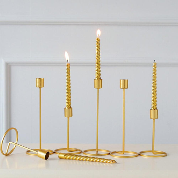 Glänzender goldener Metall-Kerzenhalter für Stabkerzen. Schicke Tischdeko und edles Wohnaccessoire.