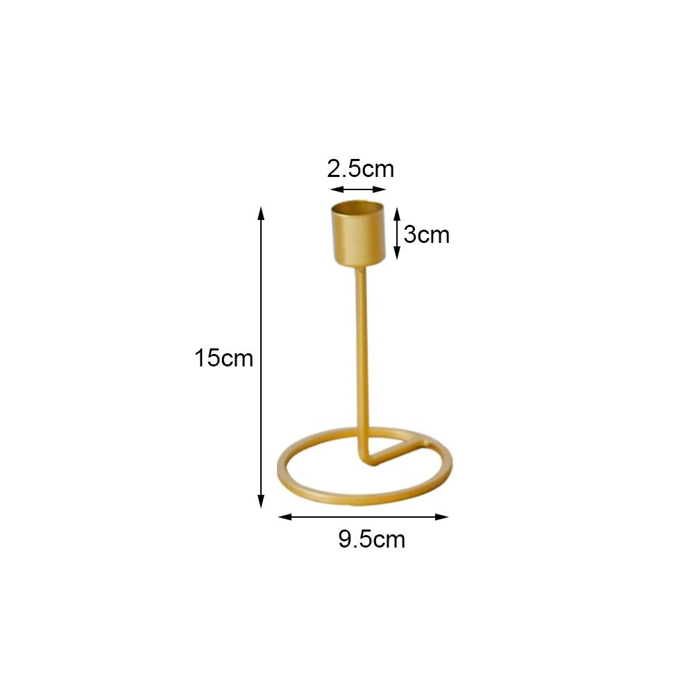 Goldener Metall-Kerzenständer für eine Stabkerze. Zeitlose Eleganz für jede Raumdekoration.