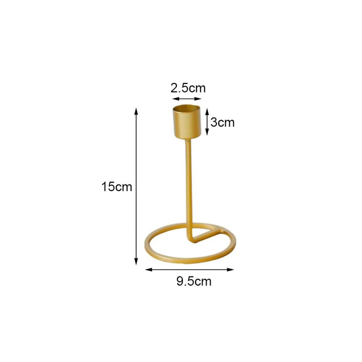 Goldener Metall-Kerzenständer für eine Stabkerze. Zeitlose Eleganz für jede Raumdekoration.