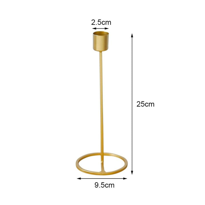 Minimalistischer goldener Kerzenständer aus Metall für Stabkerzen. Vielseitige Deko für Feste & Alltag.