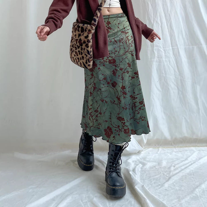 Stilvoller femininer Maxirock für Damen, grüner Blumendruck, ideal für festliche Events und sommerliche Freizeitlooks.
