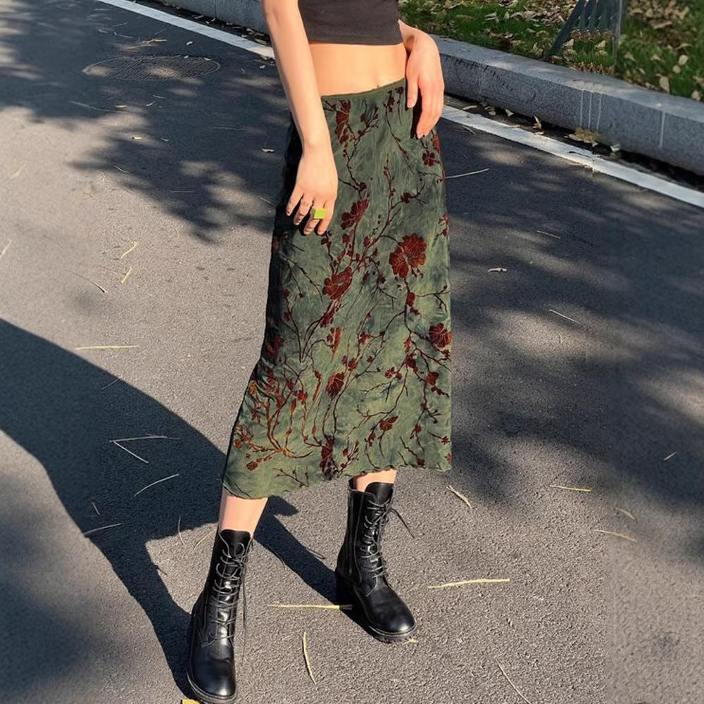 Langer, eleganter Damen Maxirock mit grünem Blumenmuster, fließender Schnitt, ideal für Frühling und sommerliche Outfits.