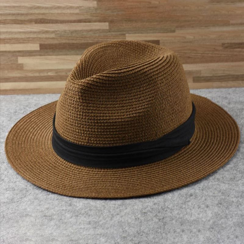 Eleganter Herren Panama-Hut Benito am Strand, schützt stilvoll vor Sommersonne.