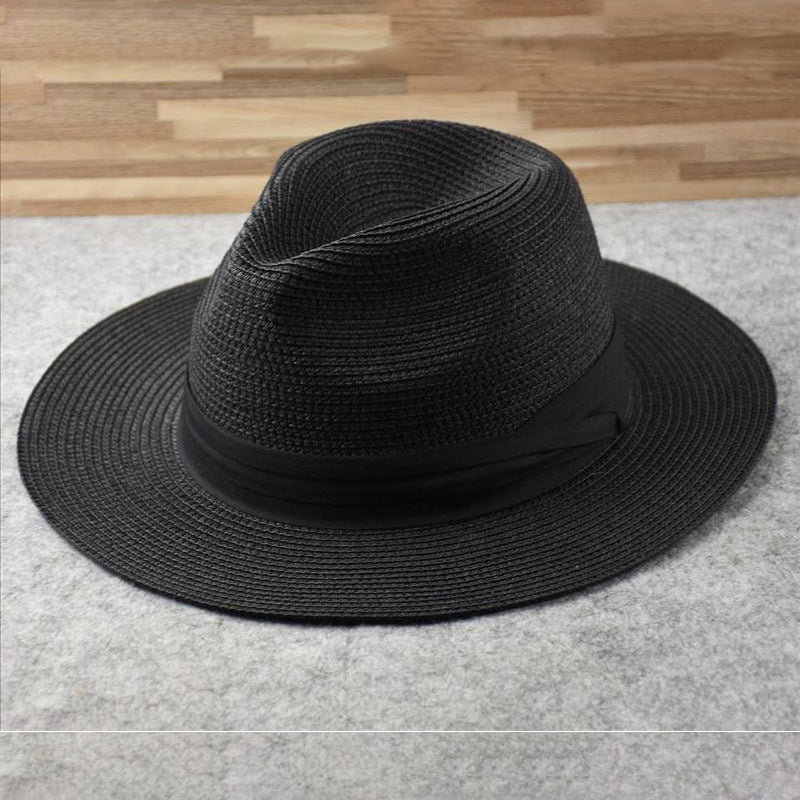 Detail eines handgeflochtenen Panamahutes mit feinem Band; eleganter UV-Schutz für Strand & Garten.