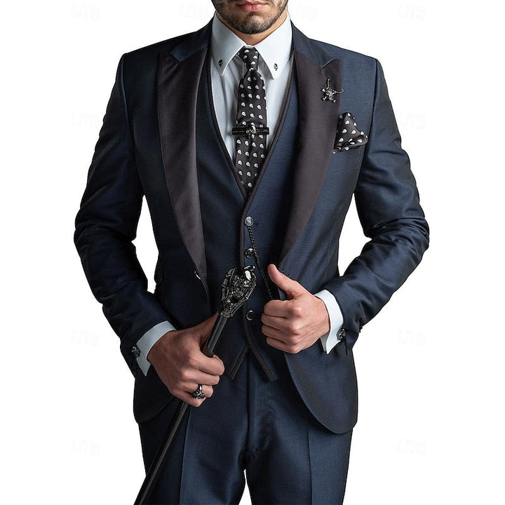 Moderner Herren Anzug Dreiteiler getragen, zeigt Eleganz & Passform für Business, Hochzeiten & festliche Events. Herrenmode.