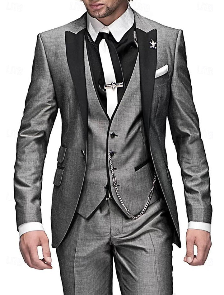 Nahaufnahme des hochwertigen Stoffes vom Herren Anzug Dreiteiler, zeigt feine Textur & Qualität für Business & Hochzeiten.
