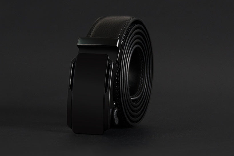 Moderner Herren Ratschengürtel aus echtem Leder, schwarz. Eleganter Automatik-Gürtel für stilbewusste Männer.