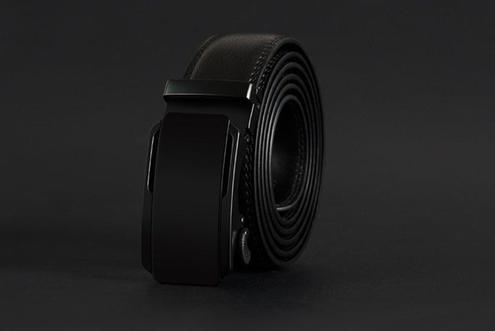 Moderner Herren Ratschengürtel aus echtem Leder, schwarz. Eleganter Automatik-Gürtel für stilbewusste Männer.