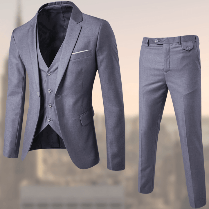Kompletter Herren Dreiteiler Anzug mit Weste und Hose. Elegante Herrenmode für jeden Anlass, von Business bis Feier.