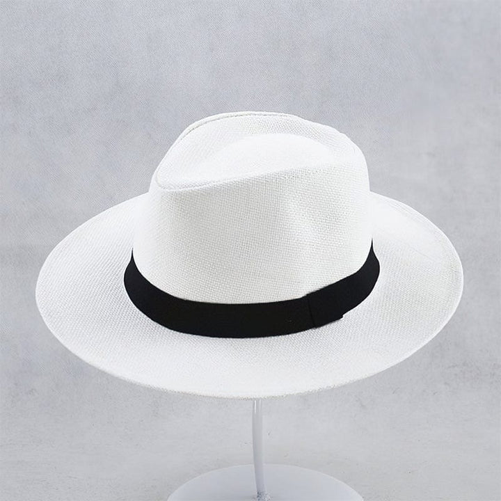Mann trägt eleganten Panama-Hut Benito, perfekt als stilvolles Sommer-Accessoire.