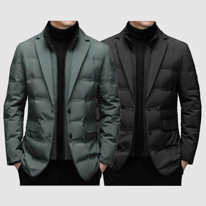 Nahaufnahme eines stilvollen schwarzen Herren Parkas. Eleganter Wintermantel für Männer, modernes Design.