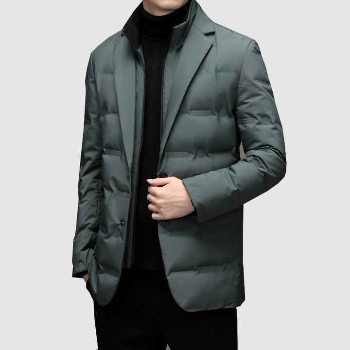 Mann trägt eleganten schwarzen Herren Parka. Stilvolle, warme Winterjacke für Business Casual & Freizeit Outfits.