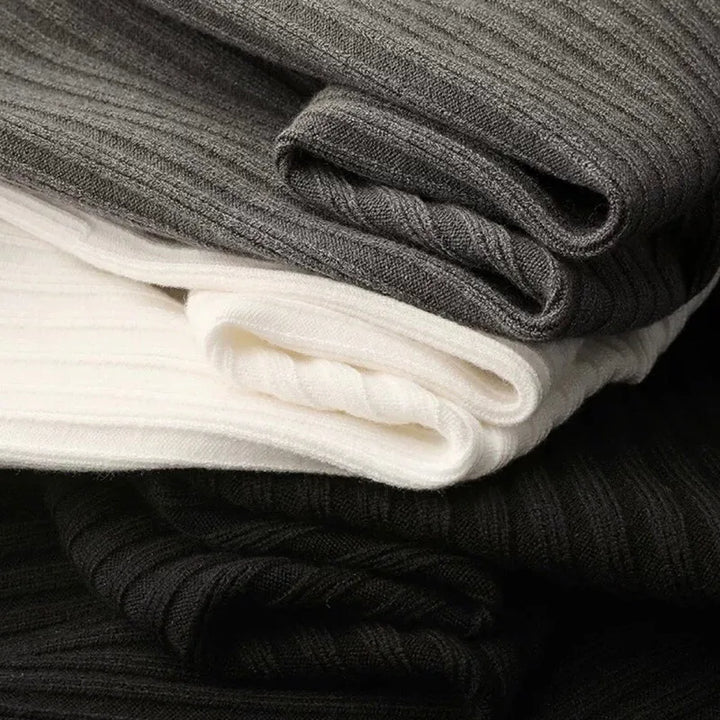 Modischer Herren Polopullover mit Reißverschluss, langarm. Komfortables Oberteil für Herbst & Winter Herrenmode.