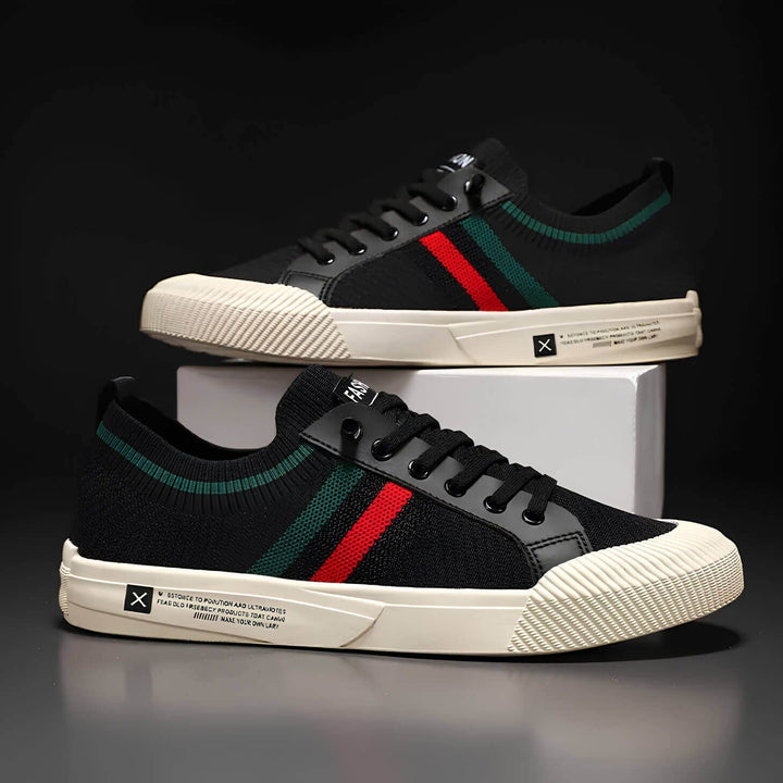 Nahaufnahme des eleganten Herren Premium Sneakers. Zeigt feine Details & hochwertige Schnürung für modernen Look.