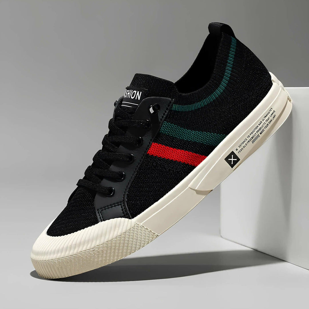 Stylischer Herren Premium Sneaker in Seitenansicht. Moderner, bequemer Freizeitschuh für höchste Ansprüche & Komfort.