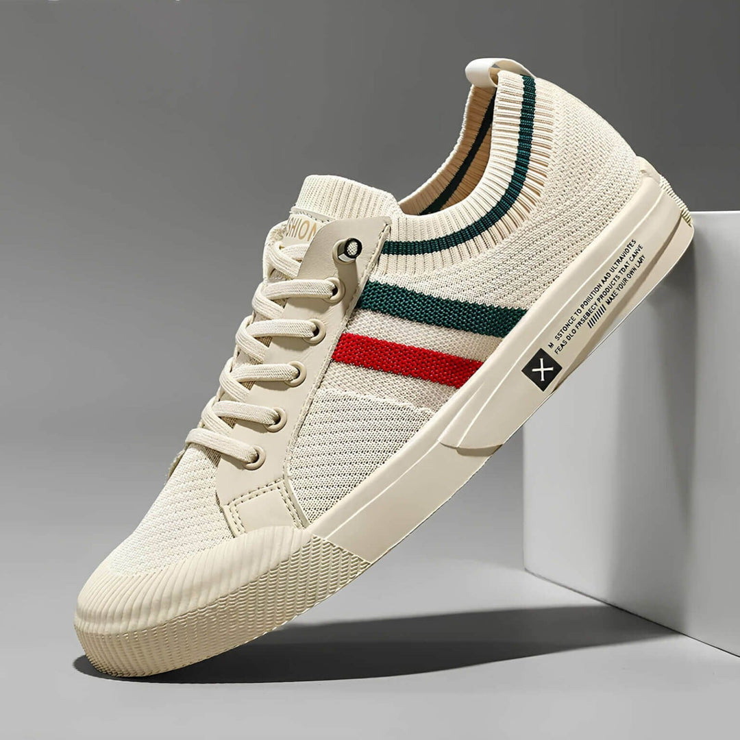 Herren Premium Sneaker am Fuß getragen. Eleganter, bequemer Schnürschuh für stilvolle Auftritte im Alltag & Büro.