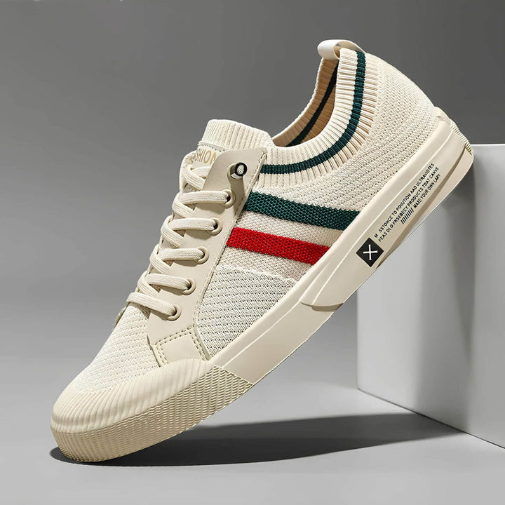 Herren Premium Sneaker am Fuß getragen. Eleganter, bequemer Schnürschuh für stilvolle Auftritte im Alltag & Büro.