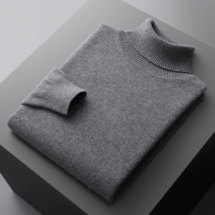 Detailaufnahme des feinen Stricks eines Herren Rollkragenpullovers, unterstreicht die Qualität und Eleganz.