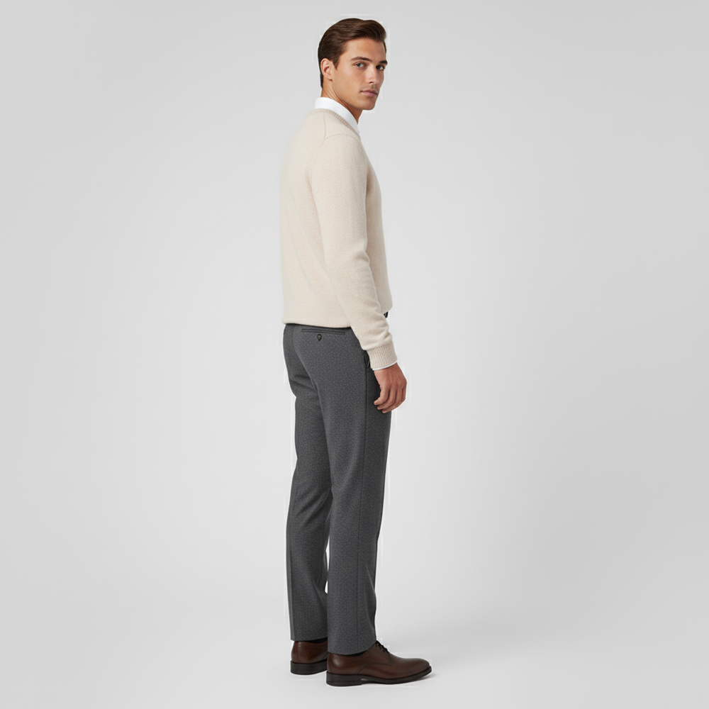 Nahaufnahme des weichen Strickmusters vom Herren Rundhals-Pullover, ideal für bequemen Freizeit-Look.