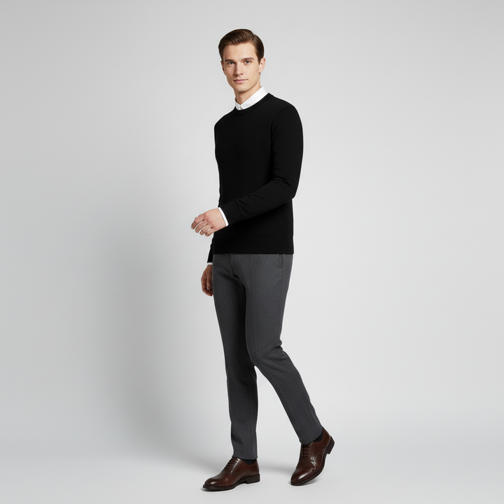 Sorgfältig gefalteter Herren Rundhals-Pullover, bereit für den Kleiderschrank, bequem & klassisch.