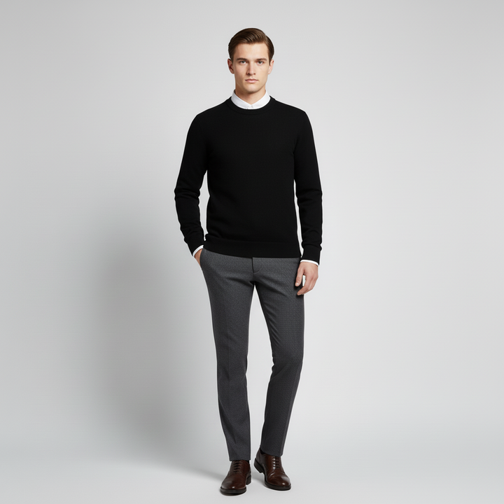 Profilansicht eines Mannes im grauen Rundhals Strickpullover, stilvolles Oberteil für Herrenmode.
