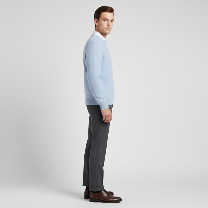 Detailansicht des Rundhalsausschnitts vom Herren Pullover, hochwertiger Strick für Eleganz.