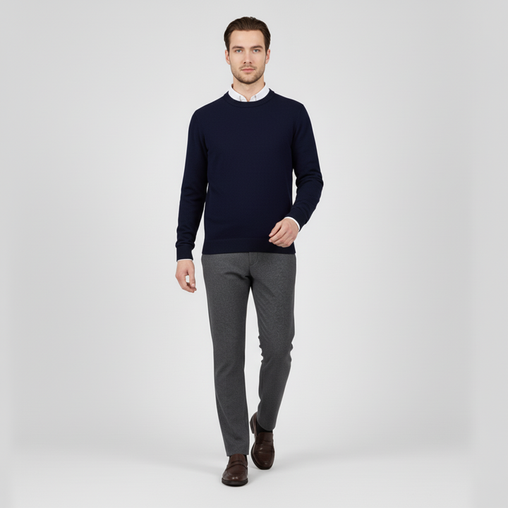 Blauer Herren Rundhals-Pullover "Charles" auf Bügel, eleganter Strickpullover für jeden Anlass.