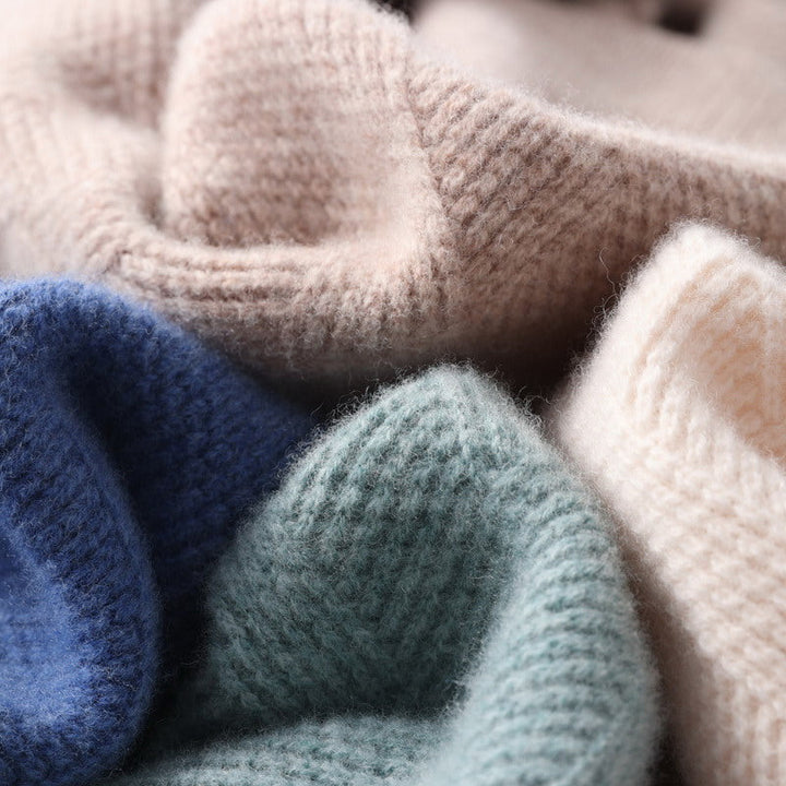 Zeitloser Herren Rundhals Pullover in Blau. Weich, atmungsaktiv & vielseitig. Ein stilvolles Basic für jede Herrengarderobe.