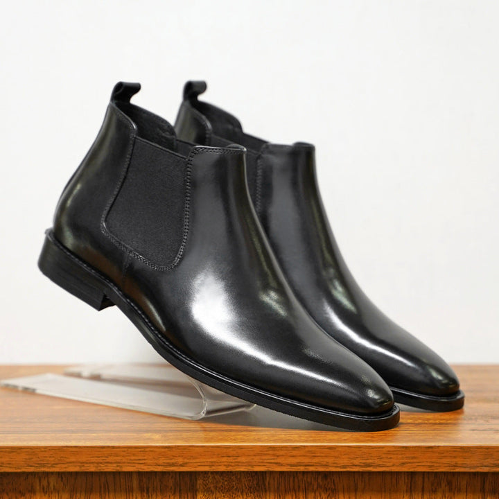 Eleganter Herren Schlupfstiefel Domenik in Schwarz, knöchelhoch, für stilvolle Business- und Alltagsauftritte.