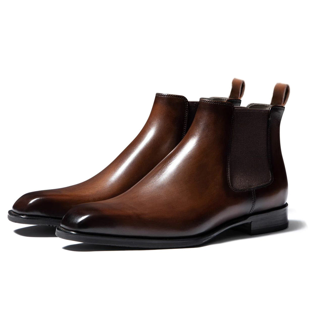 Seitliche Ansicht des schwarzen Herren Schlupfstiefels Domenik, bequemer Knöchelstiefel mit elastischem Gummizug.