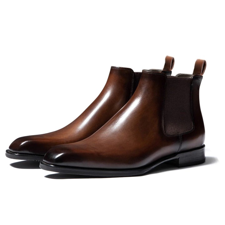 Seitliche Ansicht des schwarzen Herren Schlupfstiefels Domenik, bequemer Knöchelstiefel mit elastischem Gummizug.