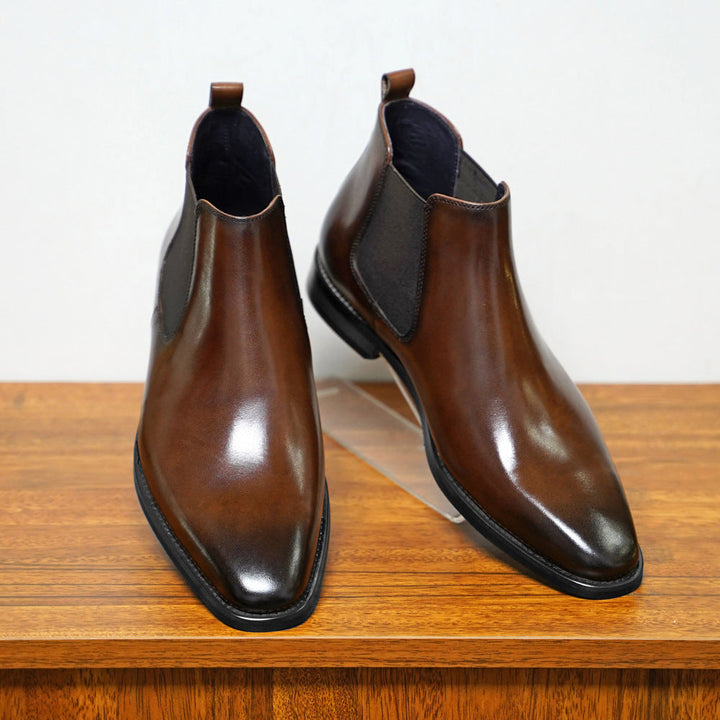 Brauner Herren Schlupfstiefel Domenik, stilvolle und bequeme Herbststiefel, ideal als vielseitiger Herrenschuh.