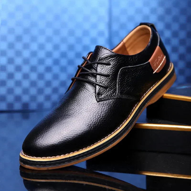 Klassischer schwarzer Business Schnürschuh für Herren, flacher Absatz, stilvoll & bequem.