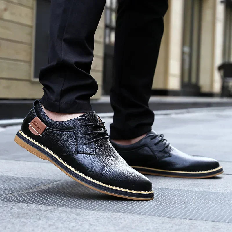 Blauer eleganter Herren Büroschuh mit Schnürung, klassischer Stil, komfortabler flacher Absatz.