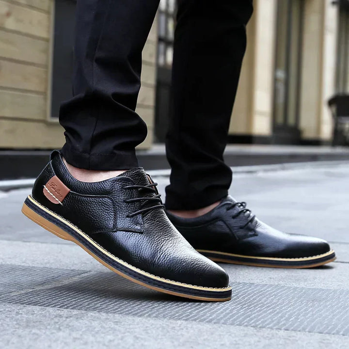 Blauer eleganter Herren Büroschuh mit Schnürung, klassischer Stil, komfortabler flacher Absatz.