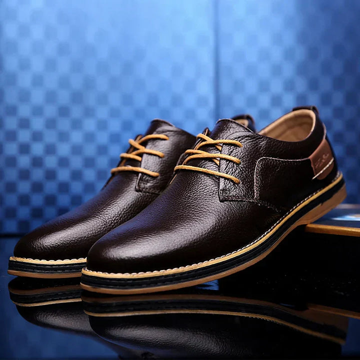 Klassischer brauner Herren Schnürschuh, elegant & bequem, perfekt für Business & gehobene Freizeit.