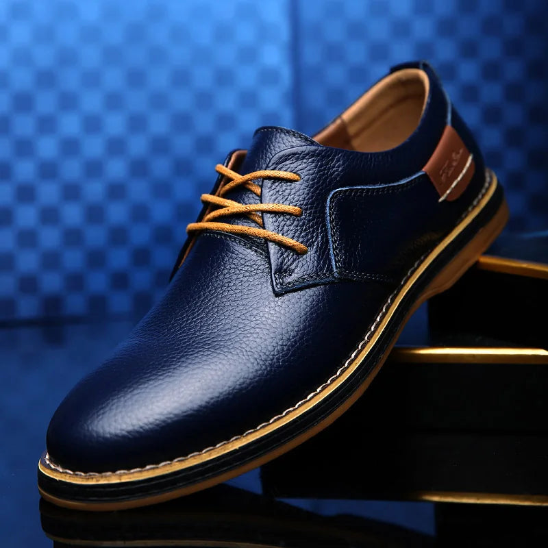 Eleganter Herren Schnürschuh mit flachem Absatz, vielseitig als Business- oder Freizeitschuh tragbar.