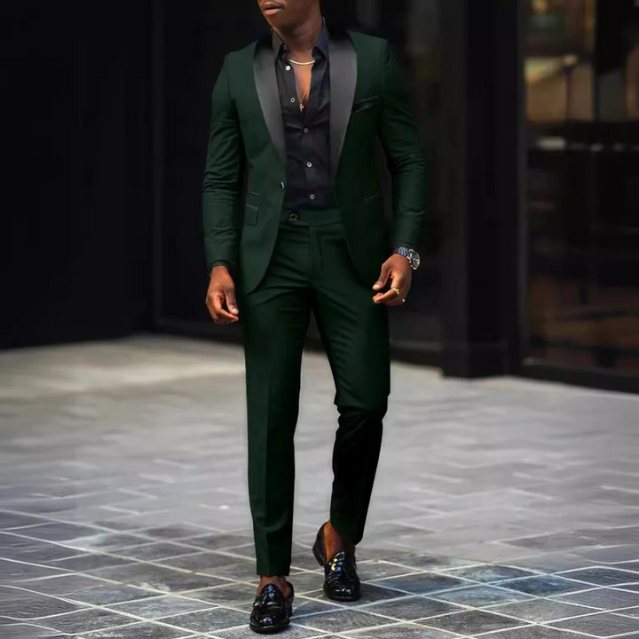Nahaufnahme des luxuriösen Satin Schalkragens am Herren Slim Fit Anzug. Edles Detail für Abendmode.