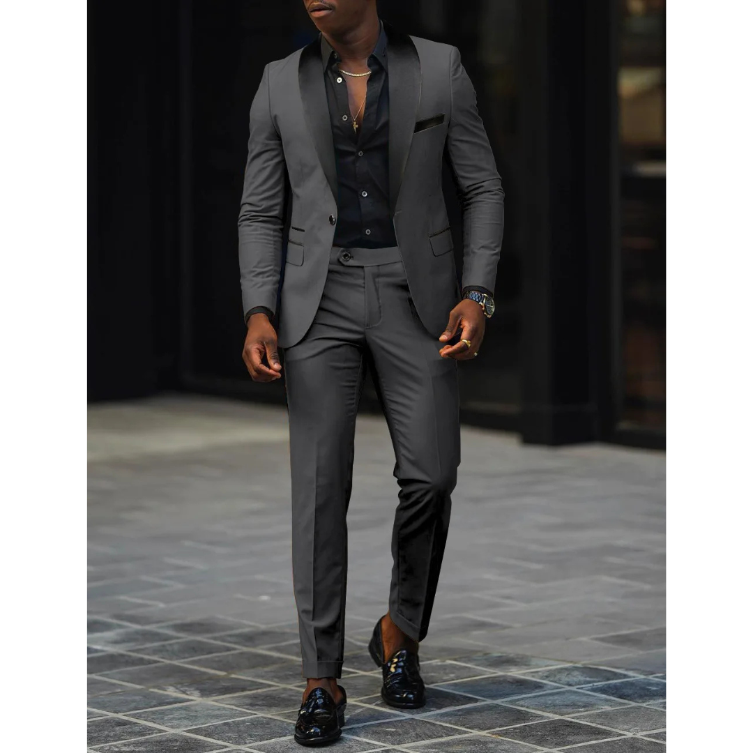 Rückansicht des Slim Fit Herrenanzugs, Zweiteiler, zeigt perfekte Passform und moderne Silhouette. Business & Party.