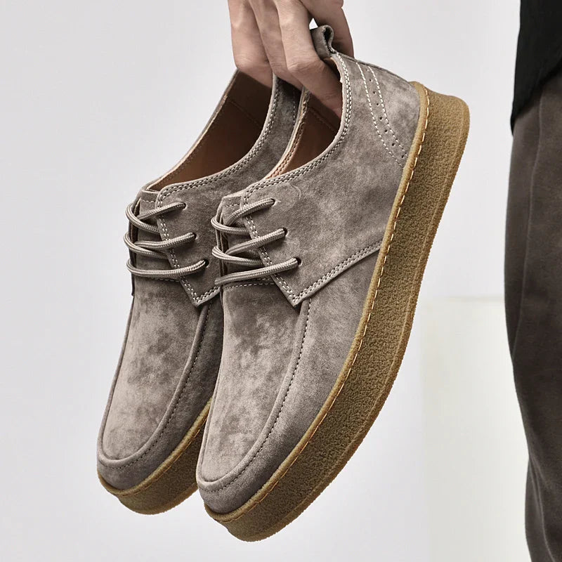 Eleganter Herren Sneaker in Grau, ideal für Alltag und Freizeit, bietet stilvollen Komfort.