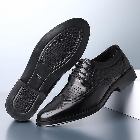 Stilvoller schmaler Wingtip-Schnürschuh für Herren, Seitenansicht zeigt elegantes Design und feine Lochmusterung.