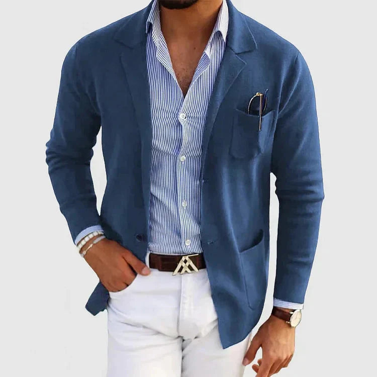 Eleganter Herrenblazer mit Reverskragen & praktischen Knopftaschen, ideal für Herbst und Business Casual.