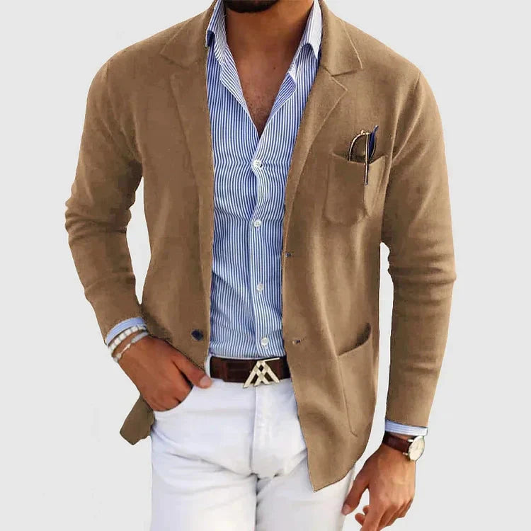 Hochwertiger Herrenblazer im Herbst-Stil mit klassischen Revers & Knopfverschluss, perfekt für Smart Casual Looks.